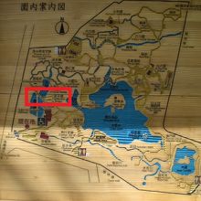 小石川後楽園の渡月橋は、大堰川に架けられた土で出来た橋です。