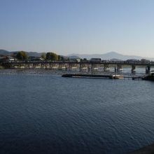 京都の嵐山の渡月橋です。木造橋で、橋の長さもかなり長いです。