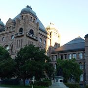 公園の中の重厚な建物