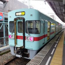 アイスグリーンに赤帯の普通の列車。
