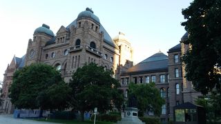 公園の中の重厚な建物