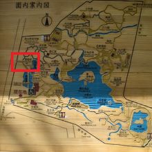 小石川後楽園の屏風岩は、大堰川の河原の傍に屹立している岩です