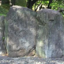 小石川後楽園の大堰川の河原の傍に屹立している３枚の屏風岩です