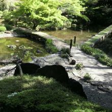 小石川後楽園の屏風岩の背面の様子とその奥の渡月橋の様子です。