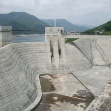 最高位を越えた水の排水誘導路の曲線のデザインがきれいでした