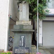 ビルの横にポツンとありました