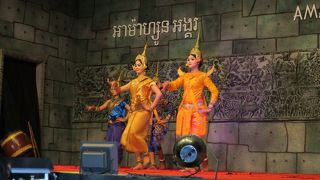 ダンスショーを見ながら夕食