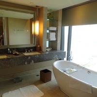 バスタブに半分お湯をはって、プールへ。