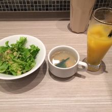どのランチにも付くサラダ・スープ・ジュース