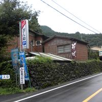 青梅街道沿いにあります。玄関は御嶽渓谷側