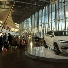 空港内。スウェーデンらしく、ボルボの車の展示も。
