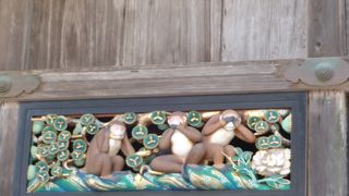 有名な三猿前はいつも人がいっぱい。