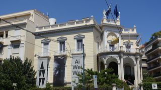 シンプルな形の像が多いです