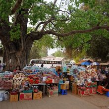 寺院前の市場