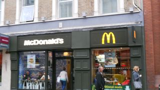 パディントン駅前にあります