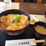 黄金に輝く黒豚カツ丼