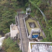 写真中央に見えるのがダム穴（朝顔型余水吐）