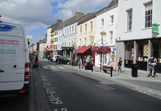 中世アイルランドの中心都市として栄えた町で、ヨーロッパの美しい村３０選に選ばれたキルケニーの観光案内所です。