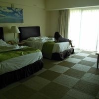 部屋は広々、ベッドもおおきいです