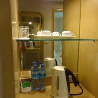 飲み物コーナー、下には冷蔵庫