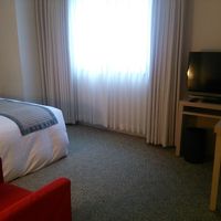 景色は隣のビルの壁。でも部屋はとても広い