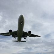 頭上を飛行機が！