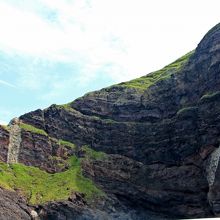 崖に近づくと滝は消え、白い岩石層が目に飛び込んでくる