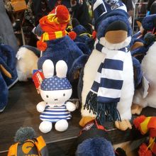 実際のリトルペンギンの身長は３３ｃｍとのこと。