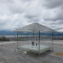 ガラスの茶室と愛宕山遠景