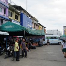 あの緑のテントが待合所、手前の掘立小屋がチケット売り場
