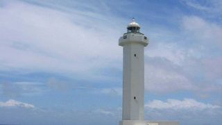 青い空と海に映える真っ白な平安名崎灯台
