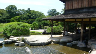 水路に足をつけないでください！