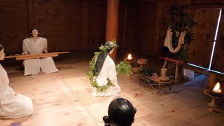 祭祀の様子が再現されています
