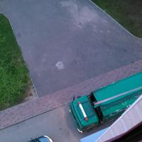 窓の隙間から飛び降りようと思えばできます