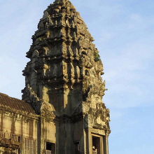 西陽に輝く中央祠堂