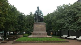 劇場に挟まれて