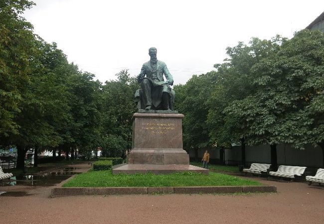 劇場に挟まれて