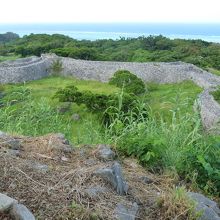 i石垣の向こうにサンゴ礁の海が広がる