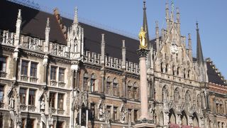 観光客が集まる。