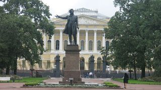 魅力的な施設が取り巻く