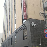 五条通に面したホテル