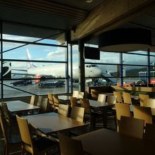 搭乗待合室からは遠くの山も見える