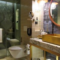 金ピカの洗面台が印象的なバスルームです