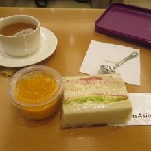 マンゴープリンとサンドイッチ。オニギリもありました。