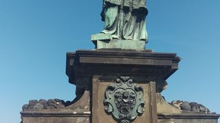 金の輪っかが目立ちます