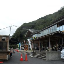 買い物、食事のついでに足湯も楽しめます。