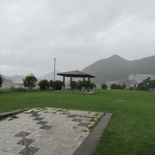 「踏海の朝」像が設置されている公園。