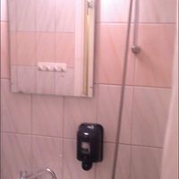 シャワー使用時、右側に見えるカーテンで周囲を円形に囲います。