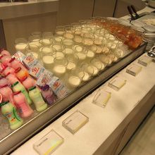 ヨーグルト類の向こうは…