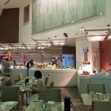 店内奥のビュッフェ台は…